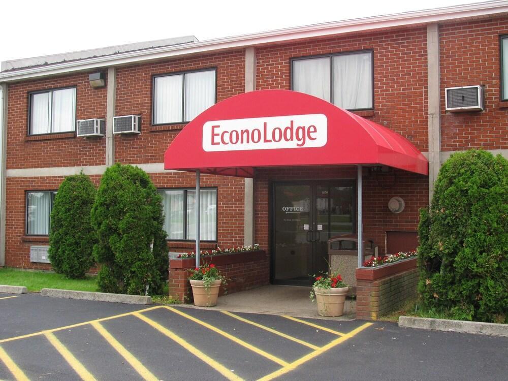 Econo Darien Lakes
